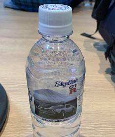 東京モーターショー2019 日産ブースでは、日産車のオーナーが休めるスポットあり。お土産にオリジナルの水ボトルもらえます