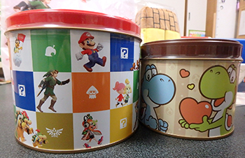 オリジナル商品「クランチ Nintendo TOKYO」と、ヨッシーのクランチ缶