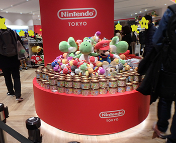 Nintendo TOKYOのマリオ缶陳列棚