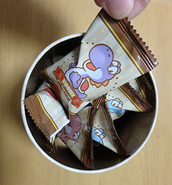 スーパーマリオのチョコクランチ缶（パッケージの絵柄はヨッシーのみ。任天堂東京にて購入）