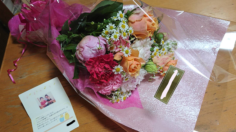 フジテレビフラワーネットを使って贈った花束とメッセージカード