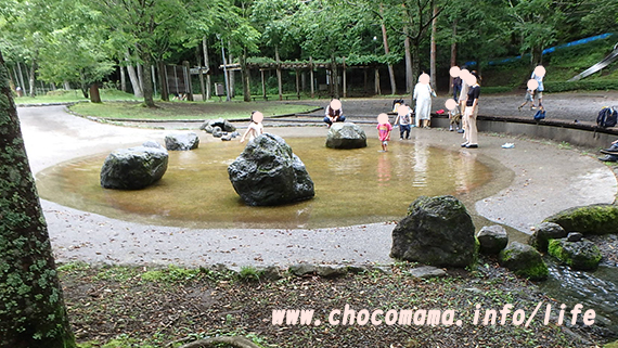 さかな公園のじゃぶじゃぶ池は小さい子に人気（山梨県）