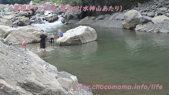 緑の休暇村青根キャンプ場道志川で川遊びの写真（神奈川県）