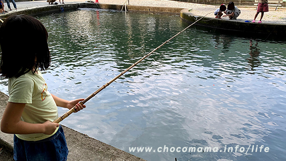 奥多摩フィッシングセンターの釣り堀小２が初めて自分が握る竿で魚を釣った（釣り堀口コミ体験談）